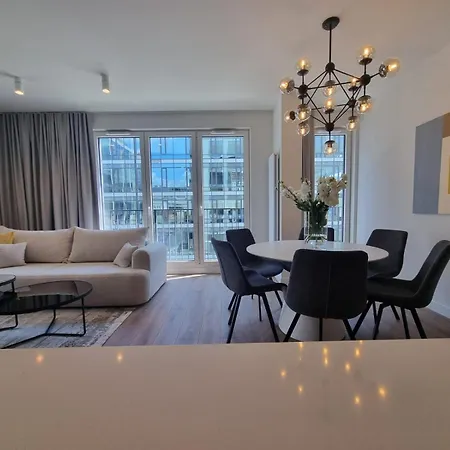 شقة 3-bedroom Specious Mokotow With Balcony
