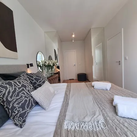 3-bedroom Specious Mokotow With Balcony شقة وارسو