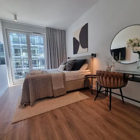 3-bedroom Specious Mokotow With Balcony شقة وارسو