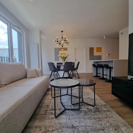 3-bedroom Specious Mokotow With Balcony شقة
