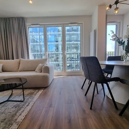 شقة 3-bedroom Specious Mokotow With Balcony