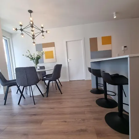 شقة 3-bedroom Specious Mokotow With Balcony *