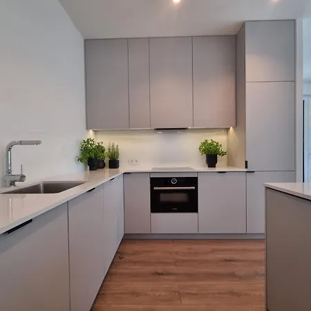 3-bedroom Specious Mokotow With Balcony شقة