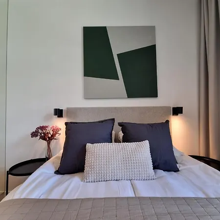 3-bedroom Specious Mokotow With Balcony شقة وارسو