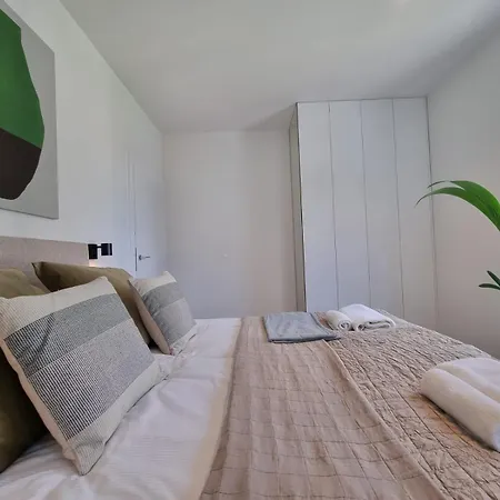 3-bedroom Specious Mokotow With Balcony شقة *